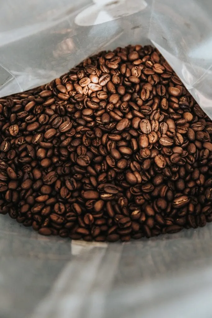 Geröstete Kaffeebohnen in einer offenen Tüte