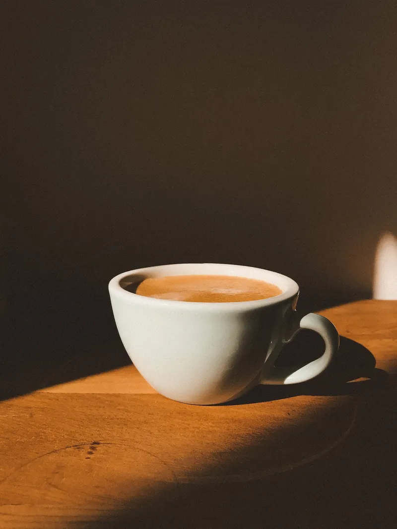 Weiße Espressotasse auf einem Holztisch