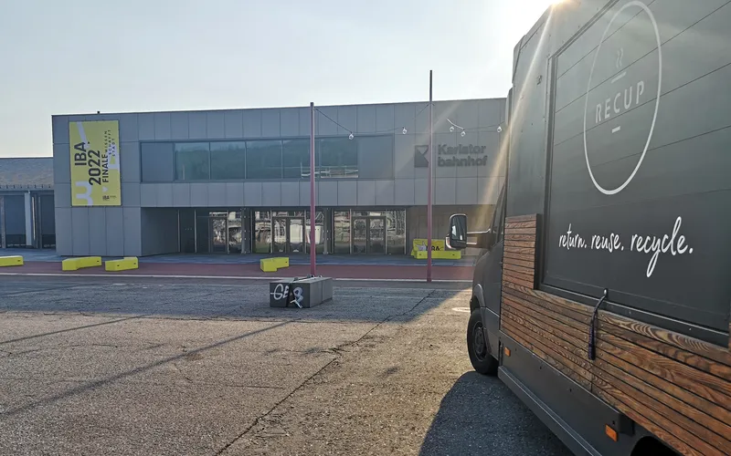 Der KaffeeKaffee Truck mit Recup-Aufschrift vor dem Karlstorbahnhof in Heidelberg