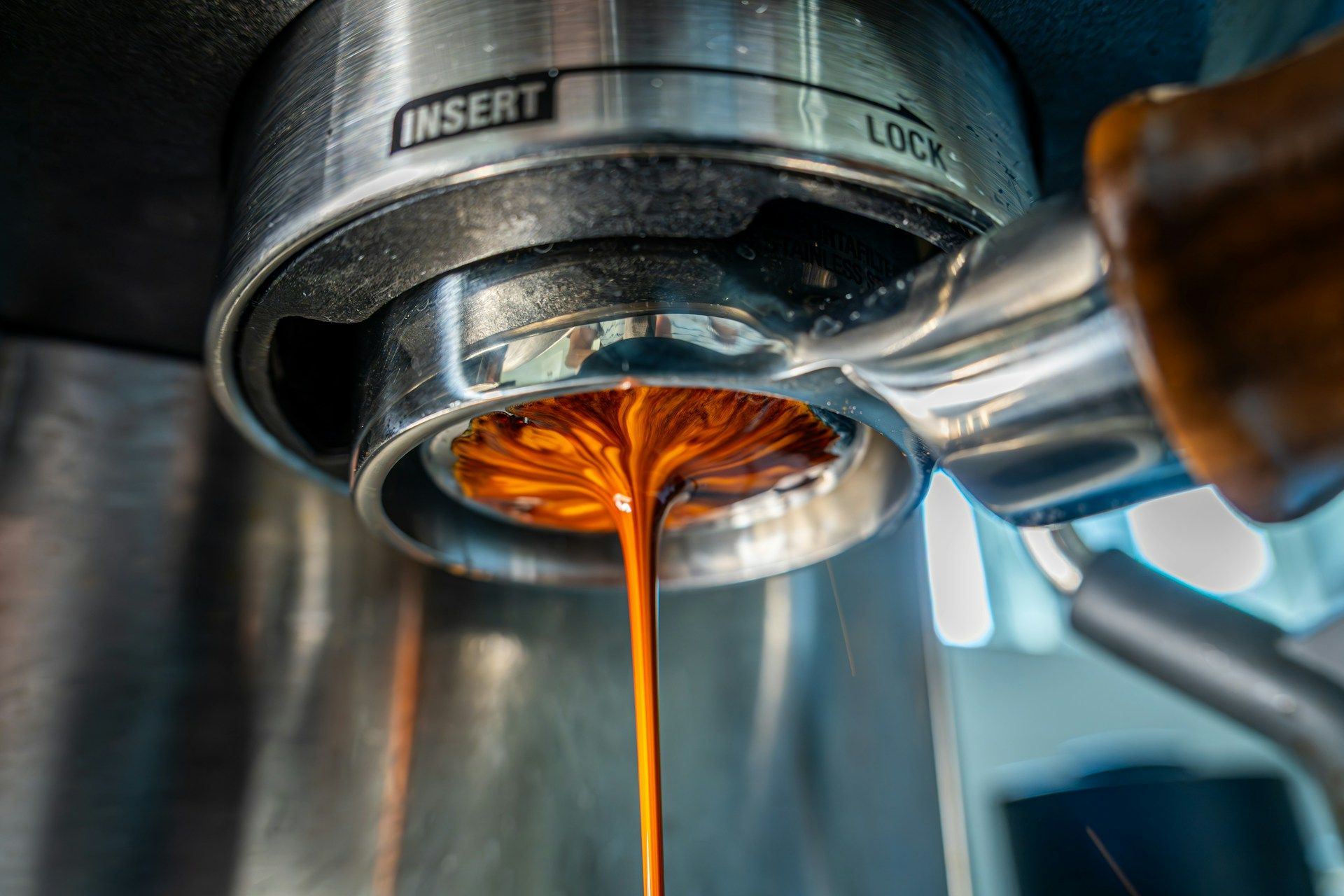 Espresso läuft frisch aus dem Siebträger