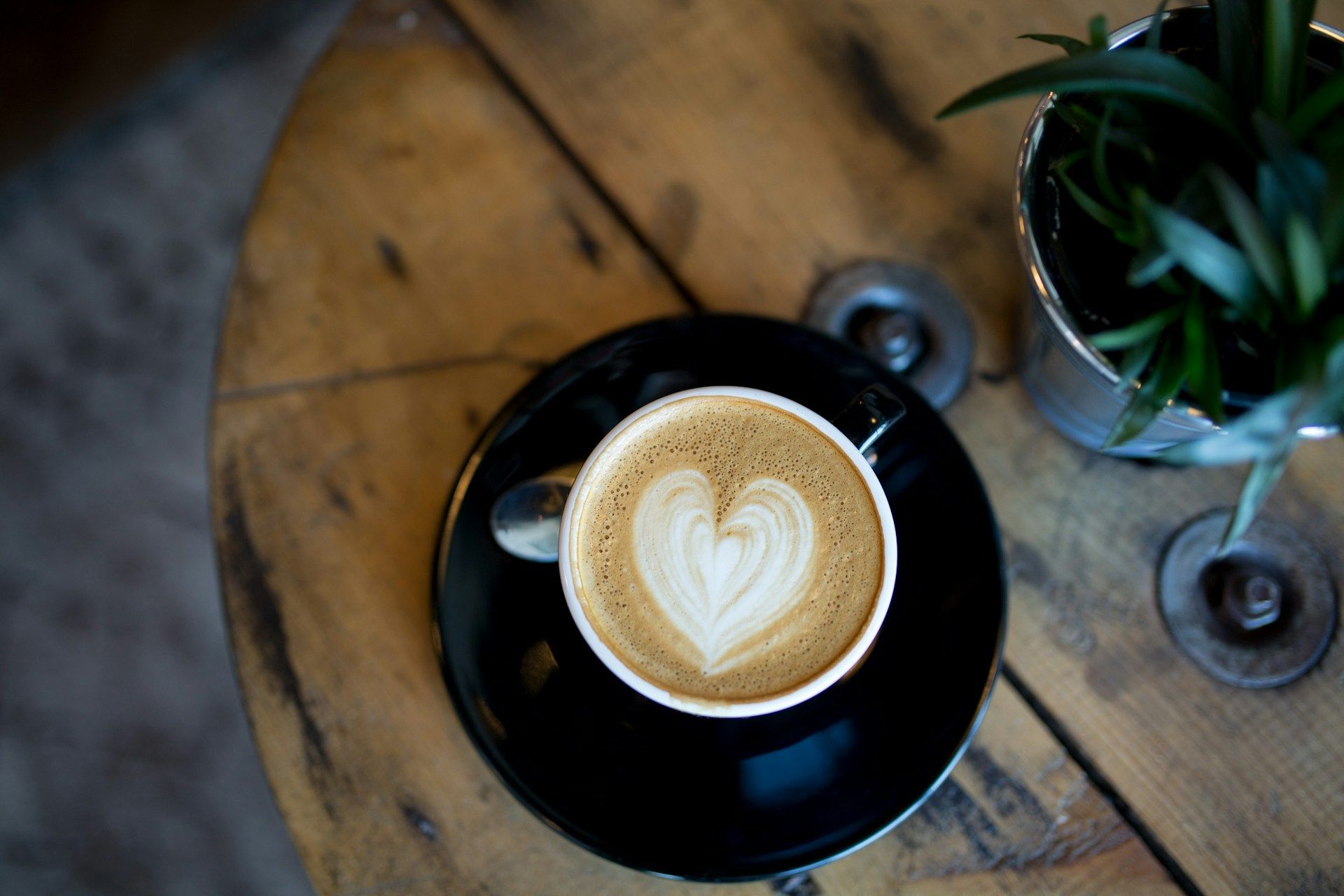 Cappuccino mit einem Herz aus Milchschaum