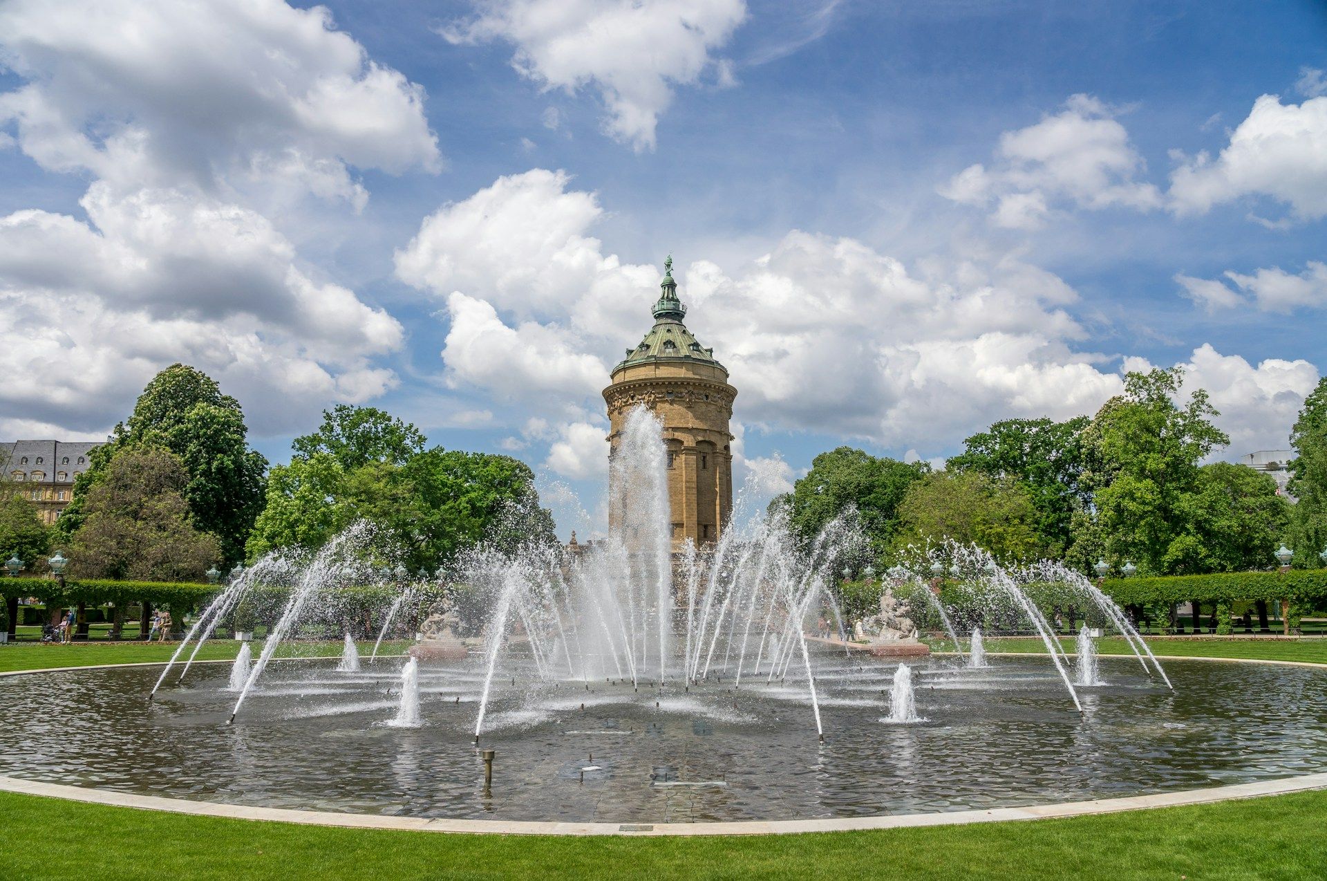 Der Mannheimer Wasserturm mit den Fontänen am Friedrichsplatz