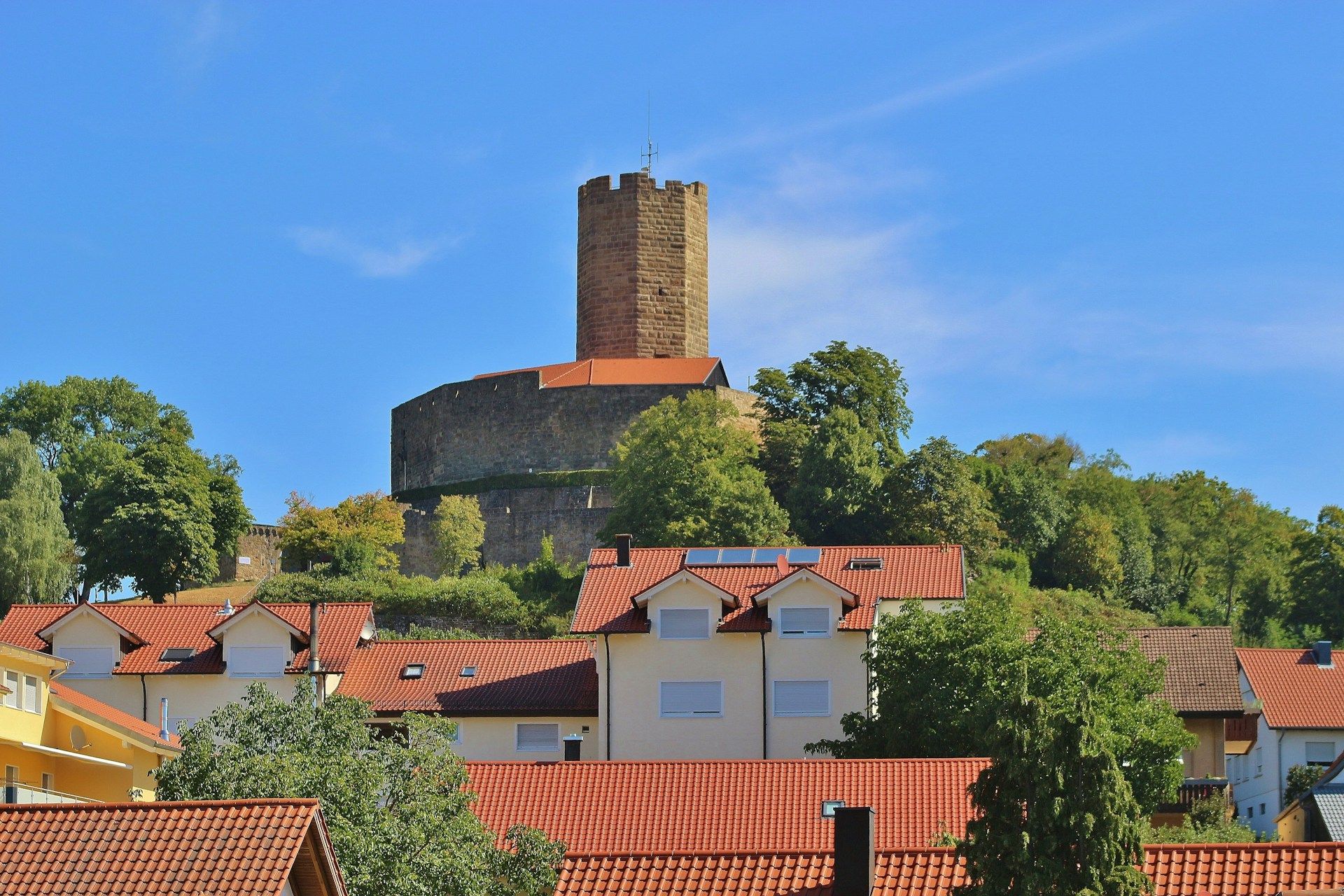 Die Burg Steinsberg über den Dächern von Sinsheim-Weiler