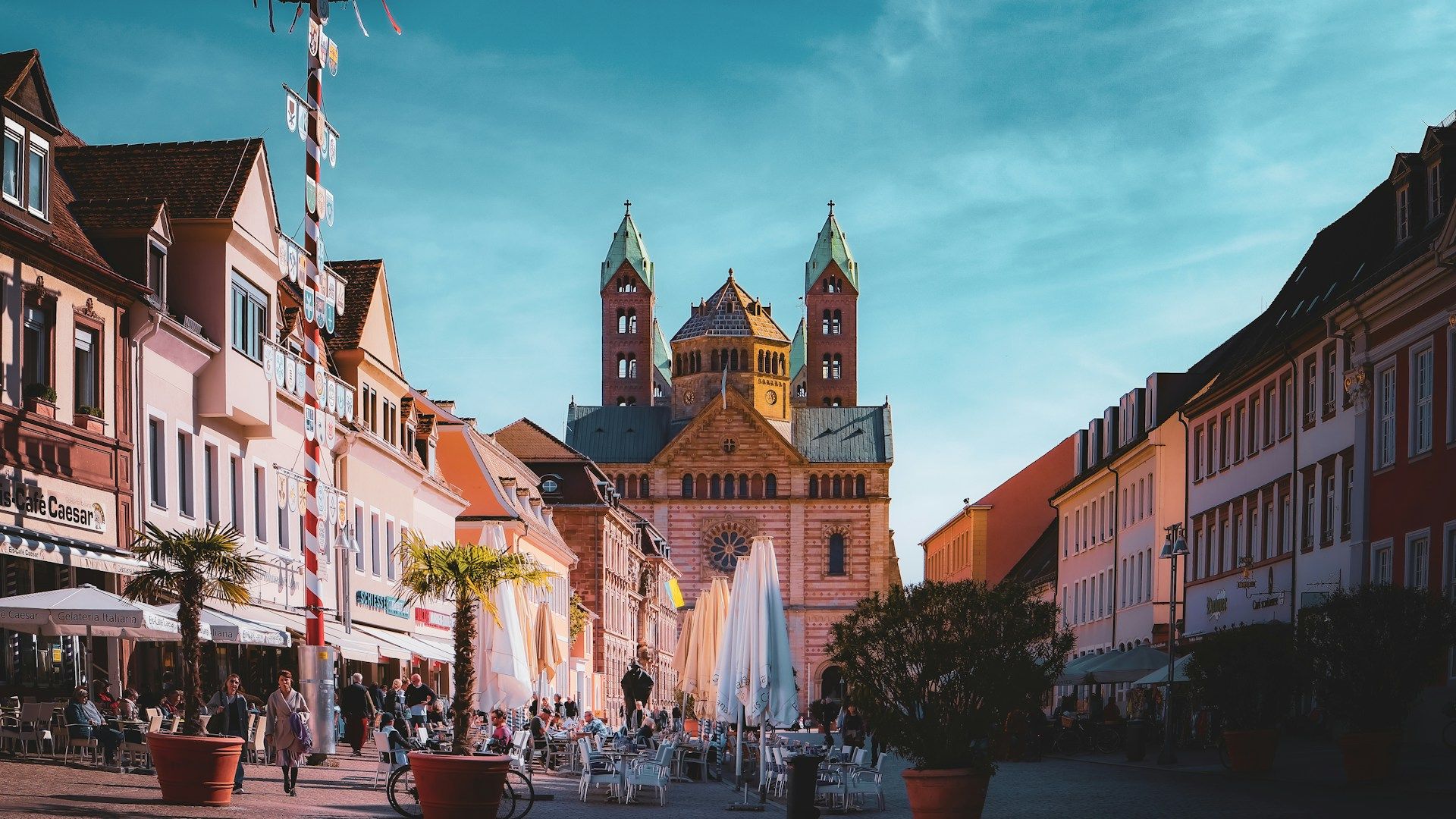 Die Maximilianstraße in Speyer mit Blick auf den Kaiserdom