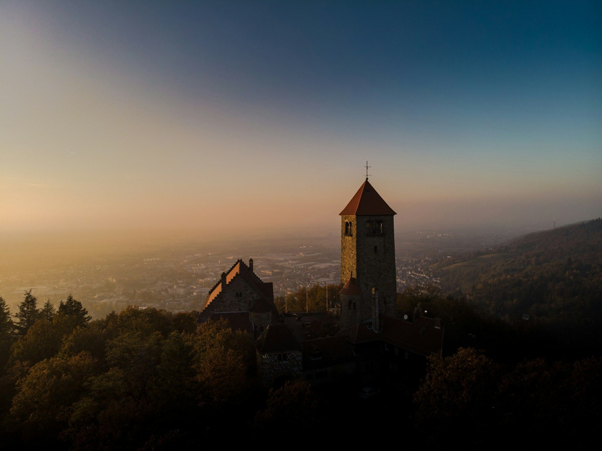 Die Wachenburg über Weinheim im Abendlicht